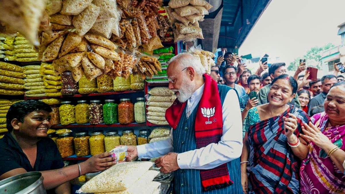 पीएम मोदी ने दुकानदार को पैसे देने की कोशिश की पर वो मना करता रहा