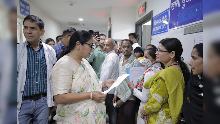 Delhi Chief Minister Conducts Surprise Inspection At Aruna Asaf Ali Hospital