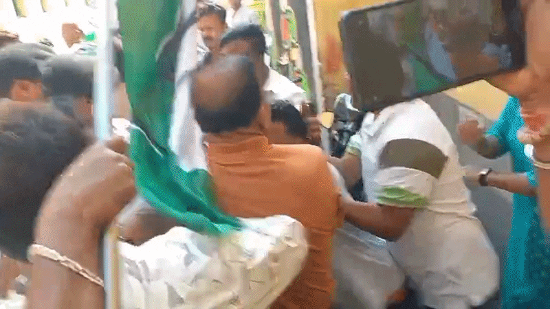 बंगाल चुनाव: अधीर रंजन चौधरी के प्रचार में हंगामा, कांग्रेस-TMC कार्यकर्ताओं में जमकर हुई हाथापाई