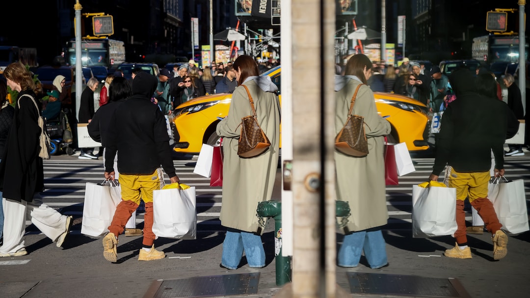 US Consumer Confidence Unexpectedly Climbs On Jobs Outlook