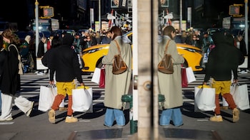 US Consumer Confidence Unexpectedly Climbs On Jobs Outlook