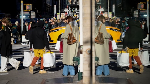 US Consumer Confidence Unexpectedly Climbs On Jobs Outlook