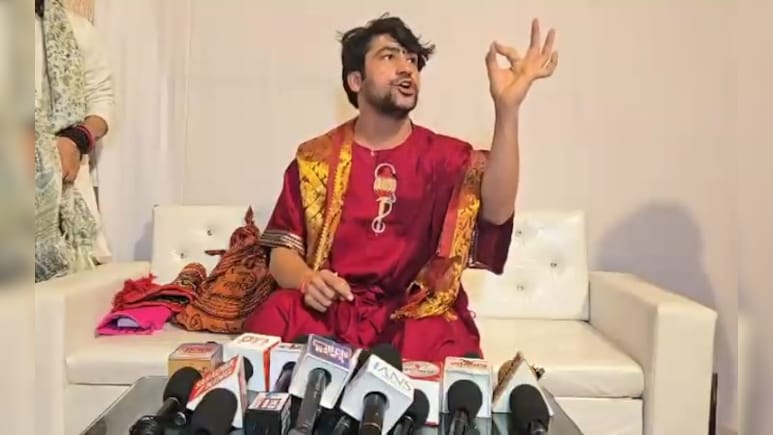 भगवानों का भी चलता है ट्रेंड ! धीरेंद्र शास्त्री बोले- पहले साईं, फिर खाटू श्याम और अब नीम करोली बाबा की धूम