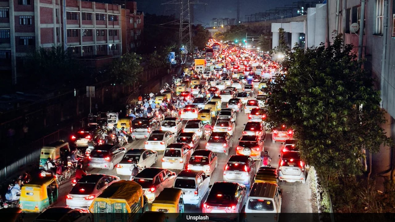 Daily Commuters To Suffer As Delhi Set To Ban Non-BS-VI Outside Vehicles