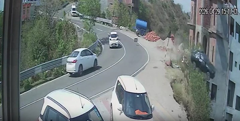 कार हवा में उछली, फिर 650 फीट गहरी खाई में गिरी... हिमाचल के चिंतपूर्णी में दर्दनाक हादसा, देखें VIDEO