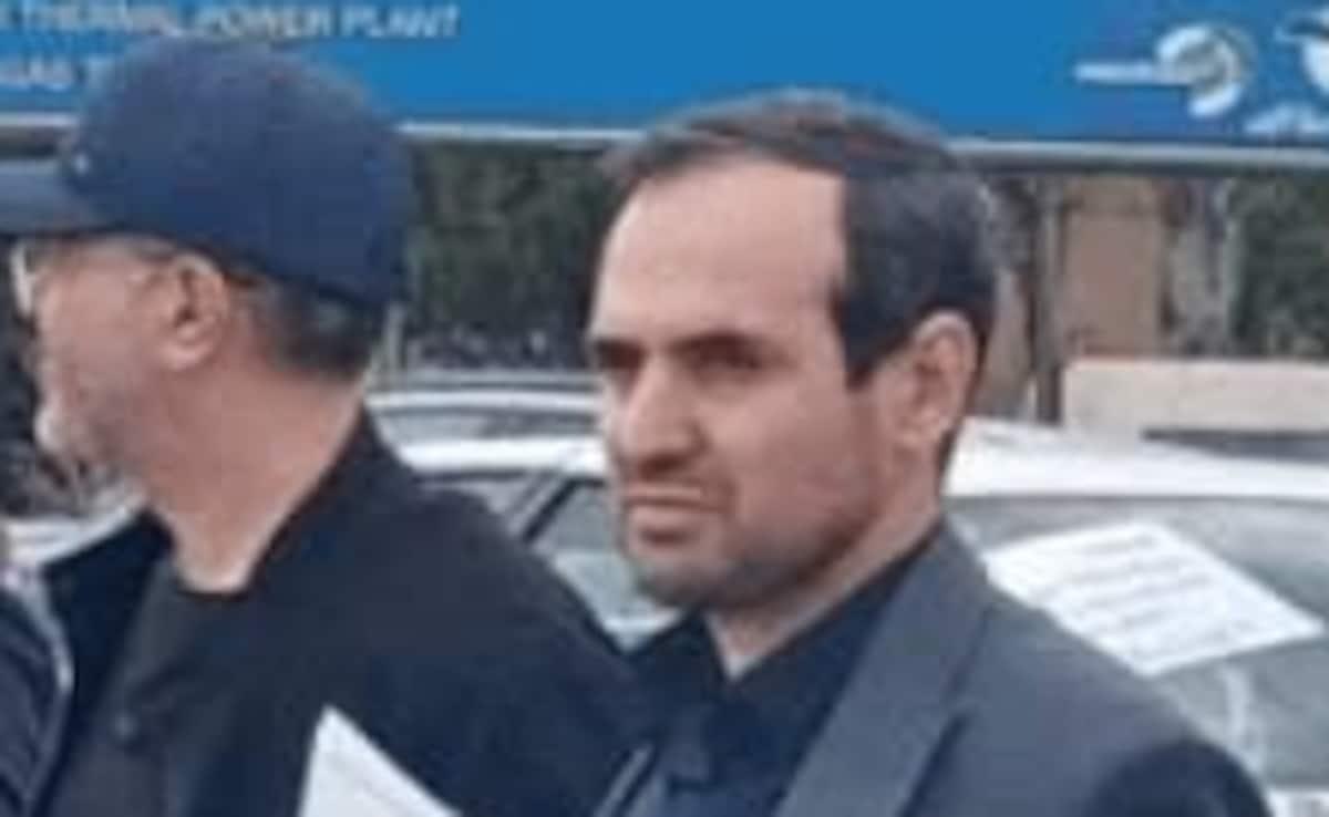 ईरान में हमले शुरू होते ही पावर प्लांट पर मानव चेन बना कर खड़े हो गए लोग, देखें तस्वीरें-वीडियो