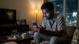 A Neurologist Explains Why Doomscrolling In Bed With Your Room Lights Off Triggers Migraines And Insomnia