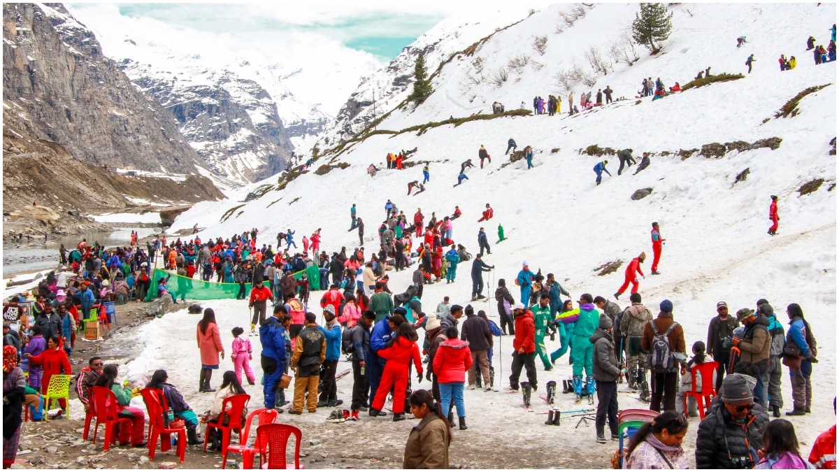 प्रशासन की चेतावनी के बावजूद बड़ी संख्या में सैलानी लाहौल-स्पीति मौसम के बदले मिजाज का दीदार करने पहुंचे.