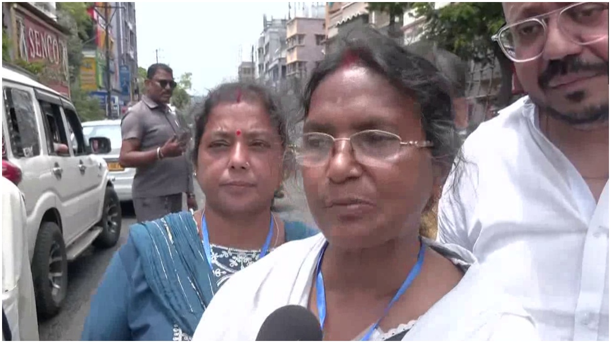LIVE: बंगाल में मतदान केंद्र के पास मिला बमों से भरा बैग, आरजी कर मेडिकल कॉलेज पीड़िता की मां को TMC ने धमकाया
