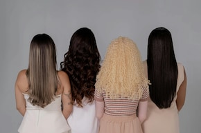 आमतौर पर हमें सिर्फ काले, भूरे, सुनहरे, लाल या फिर सफेद बाल ही देखने को मिलते हैं, जानिए इसके पीछे की दिलचस्प वजह