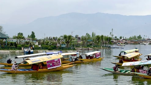 रंग-बिरंगे शिकारों ने दिया नशा छोड़ो का संदेश, डल झील में पहली बार नशा विरोधी शिकारा रैली&nbsp;