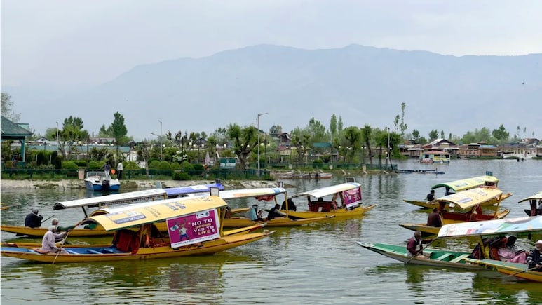 रंग-बिरंगे शिकारों ने दिया नशा छोड़ो का संदेश, डल झील में पहली बार नशा विरोधी शिकारा रैली&nbsp;