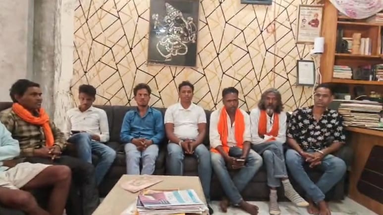 'घर में गोबर भरना तो दूर, आंख उठाकर की भी देखा, तो सरिया आदिवासी फूंक देंगे क्रांति का बिगुल'