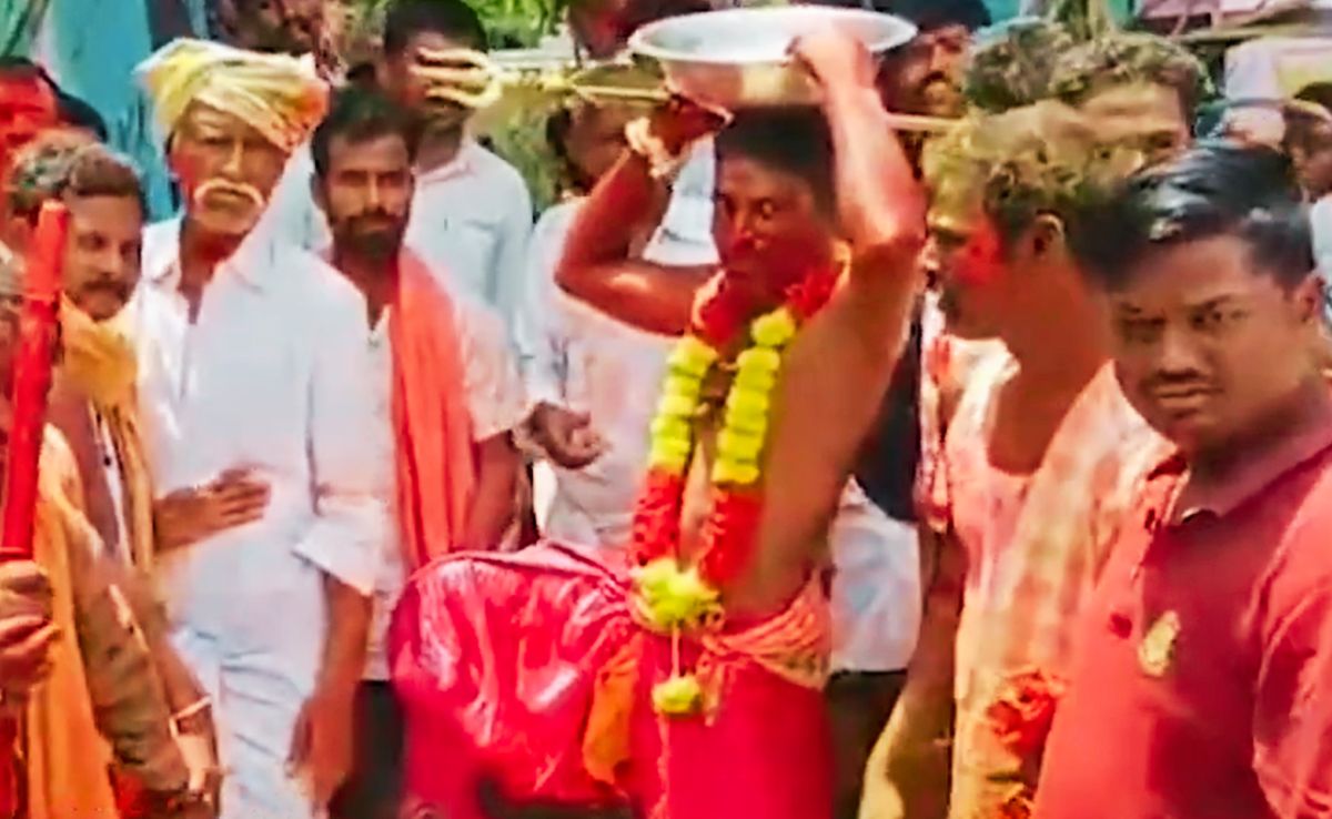 अनोखी परंपरा: पुजारी की लात लाती है सौभाग्य, अप्रैल महीने में हर साल Kick खाने मंदिर पहुंचते हैं हजारों लोग