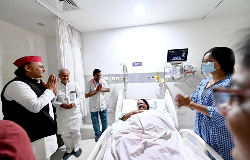 अखिलेश का पुतला फूंकते वक्त जो भाजपा नेत्री हुई थी घायल, उनसे मिलने अस्पताल पहुंचे सपा प्रमुख