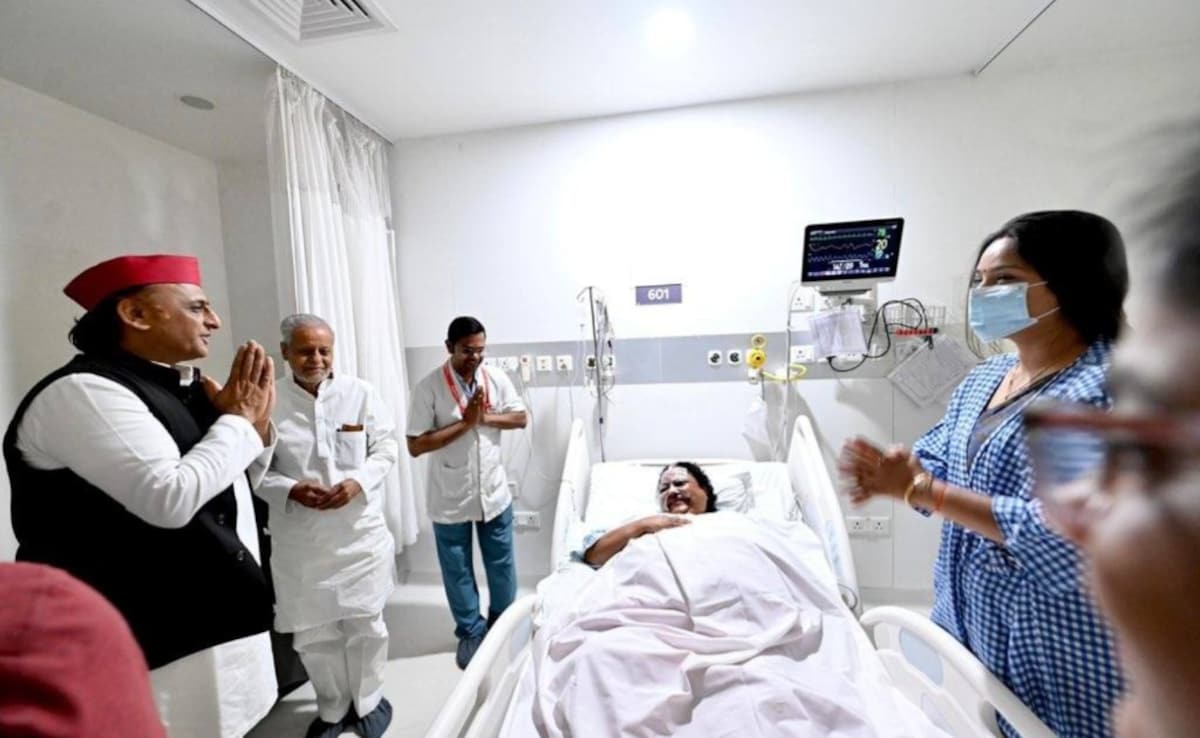 अखिलेश का पुतला फूंकते वक्त जो भाजपा नेत्री हुई थी घायल, उनसे मिलने अस्पताल पहुंचे सपा प्रमुख