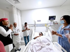 अखिलेश का पुतला फूंकते वक्त जो भाजपा नेत्री हुई थी घायल, उनसे मिलने अस्पताल पहुंचे सपा प्रमुख