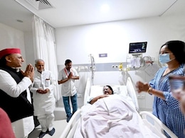 अखिलेश का पुतला फूंकते वक्त जो भाजपा नेत्री हुई थी घायल, उनसे मिलने अस्पताल पहुंचे सपा प्रमुख