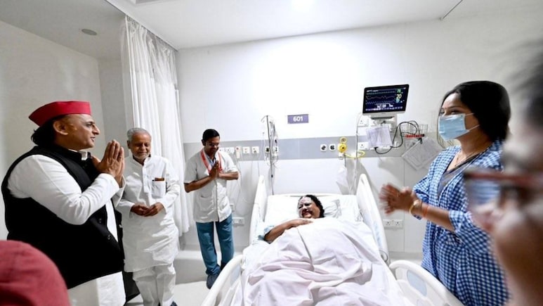 अखिलेश का पुतला फूंकते वक्त जो भाजपा नेत्री हुई थी घायल, उनसे मिलने अस्पताल पहुंचे सपा प्रमुख