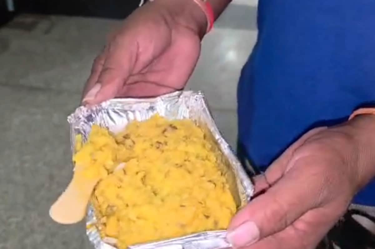 हॉस्पिटल के फूड पैकेट की स्थिति बताता मरीज.