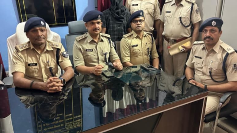 Bihar: किशनगंज में फर्जी आधार कार्ड गिरोह का भंडाफोड़, सरपंच की मुहर और क्लोन थंब बरामद