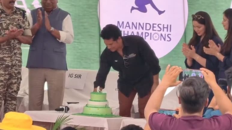 Sachin Tendulkar Birthday: जहां कोई नहीं आता, वहां पहुंचे सचिन तेंदुलकर; नक्सल मुक्त गांव में आदिवासी बच्चों के साथ काटा बर्थडे केक