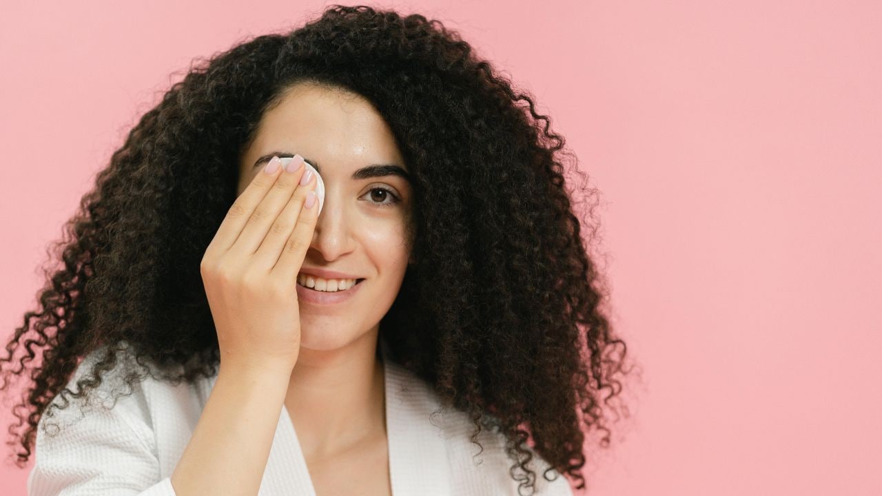 गर्मियों में आंखों में हो रही है जलन, थकी-थकी हो रही हैं आंखें, तो Cotton Pads करेंगी कमाल