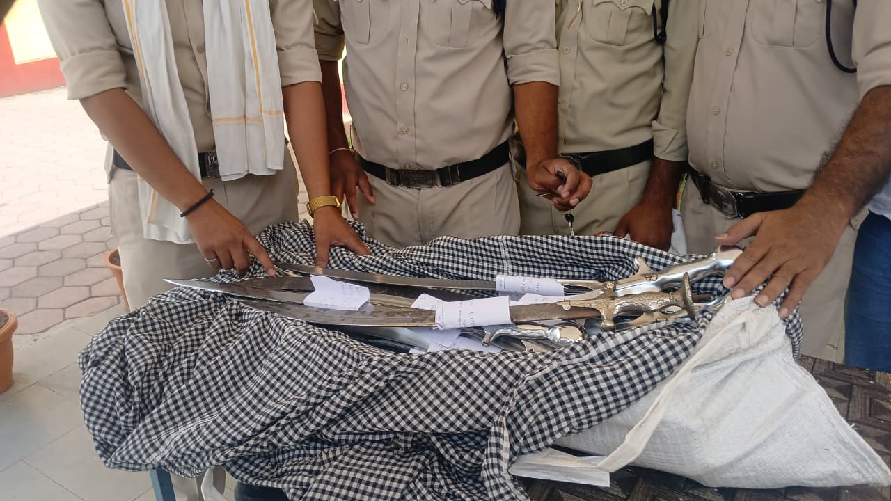 Weapon Smuggling: पुलिस द्वारा पकड़ी गई तलवारें Weapon Smuggling: पुलिस द्वारा पकड़ी गई तलवारें