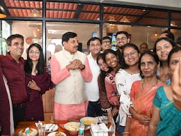 CM डॉ. मोहन यादव का भोपाल के VIP रोड पर जनता से संवाद: 'मन की बात' सुनी, कांग्रेस पर साधा निशाना