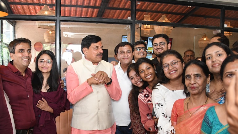 CM डॉ. मोहन यादव का भोपाल के VIP रोड पर जनता से संवाद: 'मन की बात' सुनी, कांग्रेस पर साधा निशाना