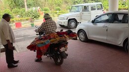 इलाज को दर-दर भटक रहे कबीरधाम के समलू, बाइक पर स्ट्रेचर लगाकर पत्नी को लिटा मदद की आस लेकर पहुंचे कलेक्ट्रेट