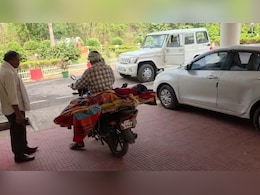 इलाज को दर-दर भटक रहे कबीरधाम के समलू, बाइक पर स्ट्रेचर लगाकर पत्नी को लिटा मदद की आस लेकर पहुंचे कलेक्ट्रेट