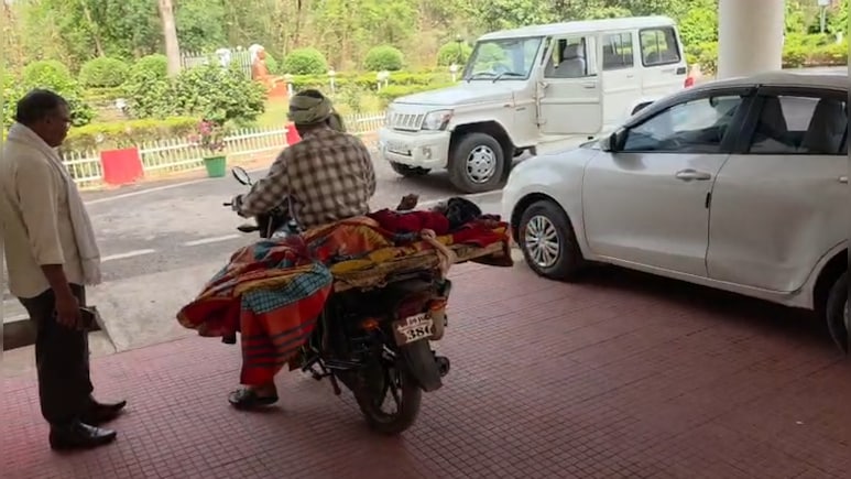 इलाज को दर-दर भटक रहे कबीरधाम के समलू, बाइक पर स्ट्रेचर लगाकर पत्नी को लिटा मदद की आस लेकर पहुंचे कलेक्ट्रेट