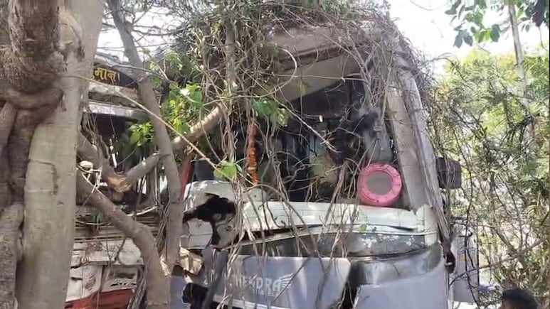 Chhattisgarh Road Accident: कोंडागांव में NH-30 पर भीषण हादसा, महिंद्रा बस की ट्रक से टक्कर; एक दर्जन से अधिक यात्री घायल