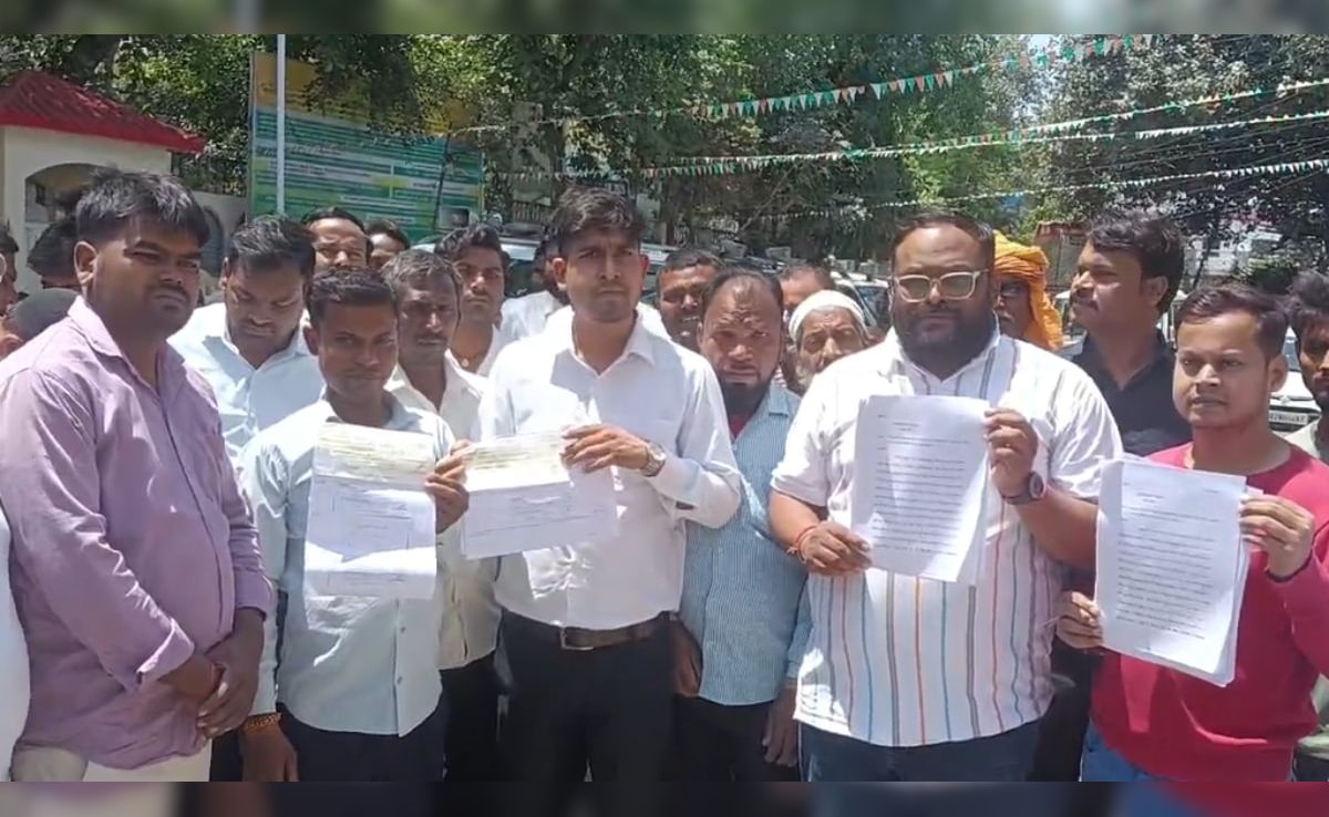 धोखाधड़ी का सबूत देते हुए लोग