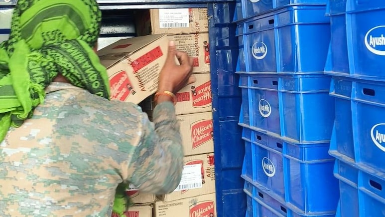 बाहर दूध का कैरेट, अंदर तहखाने में दारू की बोतलें... बिहार में शराब तस्करी का शातिर तरीका देख पुलिस भी हैरान