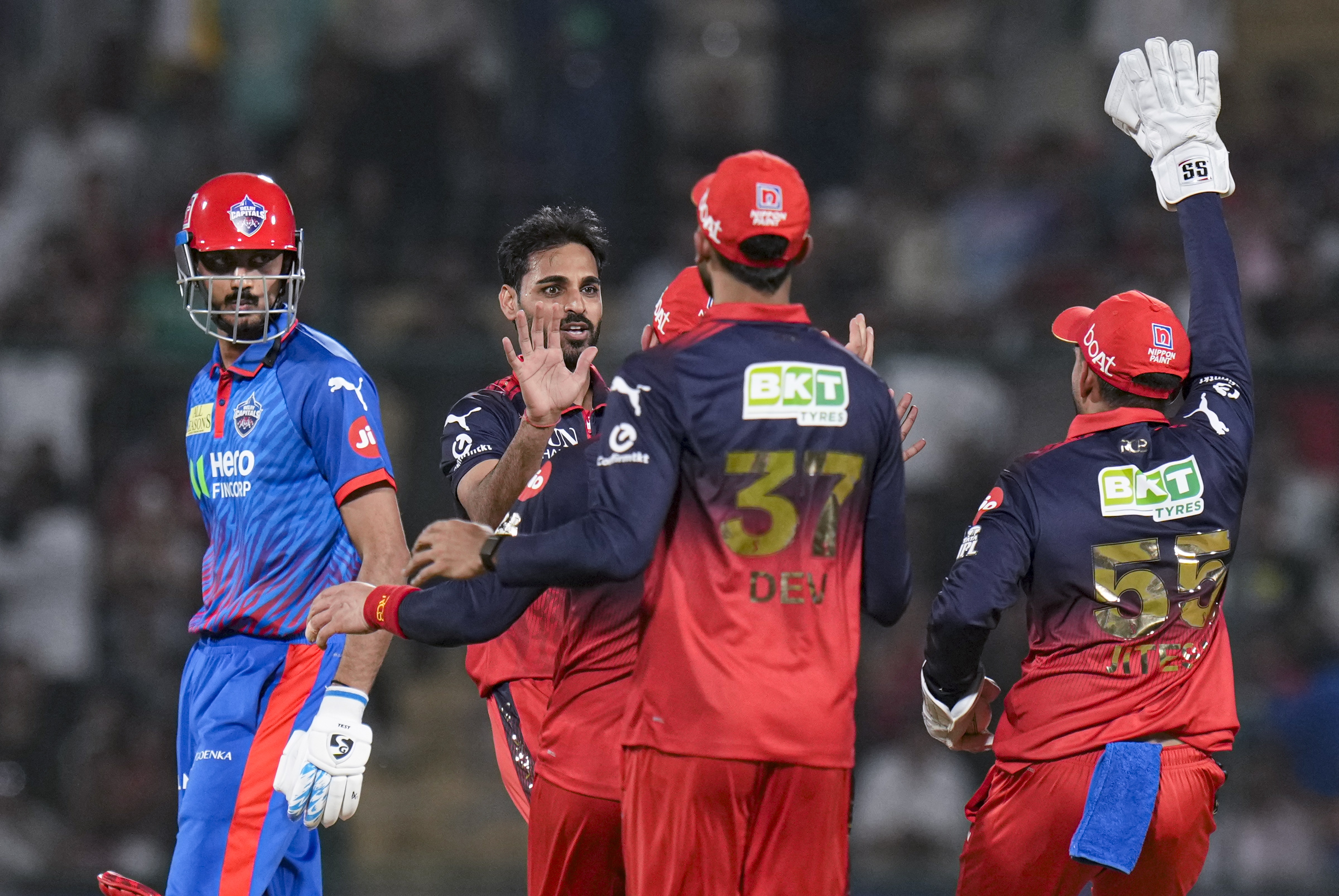 DC vs RCB LIVE Score, IPL 2026:  आंधी के बीच मैच जारी, भुवनेश्वर- हेजलवुड का कहर, दिल्ली के माथे से टला 'कलंक'