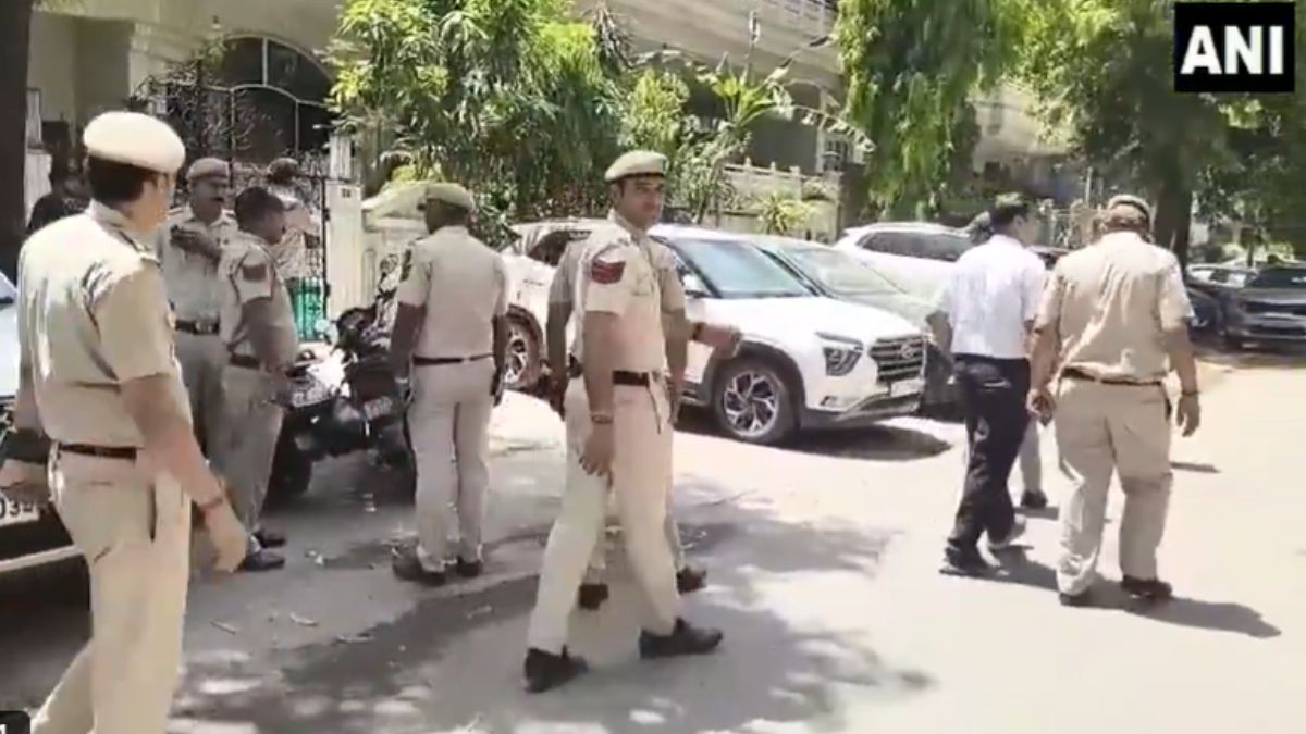 दिल्ली में IRS अधिकारी की बेटी की मोबाइल चार्जर की तार से गला घोंटकर हत्या, नौकर पर शक