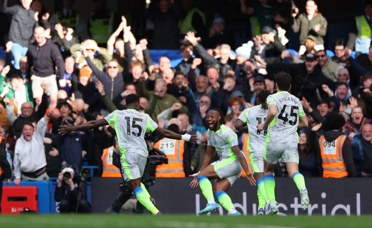Manchester City Pile Pressure On Arsenal With Thumping 3-0 Win Over Chelsea