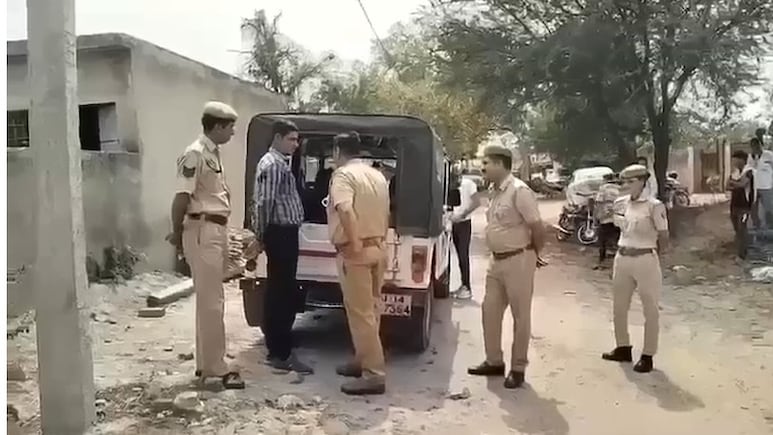 जयपुर में फिल्म 'स्पेशल 26' जैसी ठगी, इनकम टैक्स रेड का डर दिखाकर 90 लाख उड़ाए