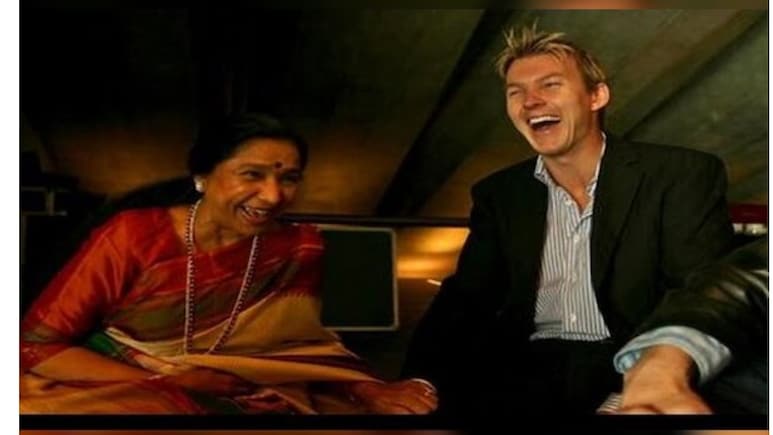 जब आशा भोसले ने ब्रेट ली संग 'यू आर द वन' गाकर लोगों को किया चकित, क्रिकेट के भगवान की थीं जबरा फैन