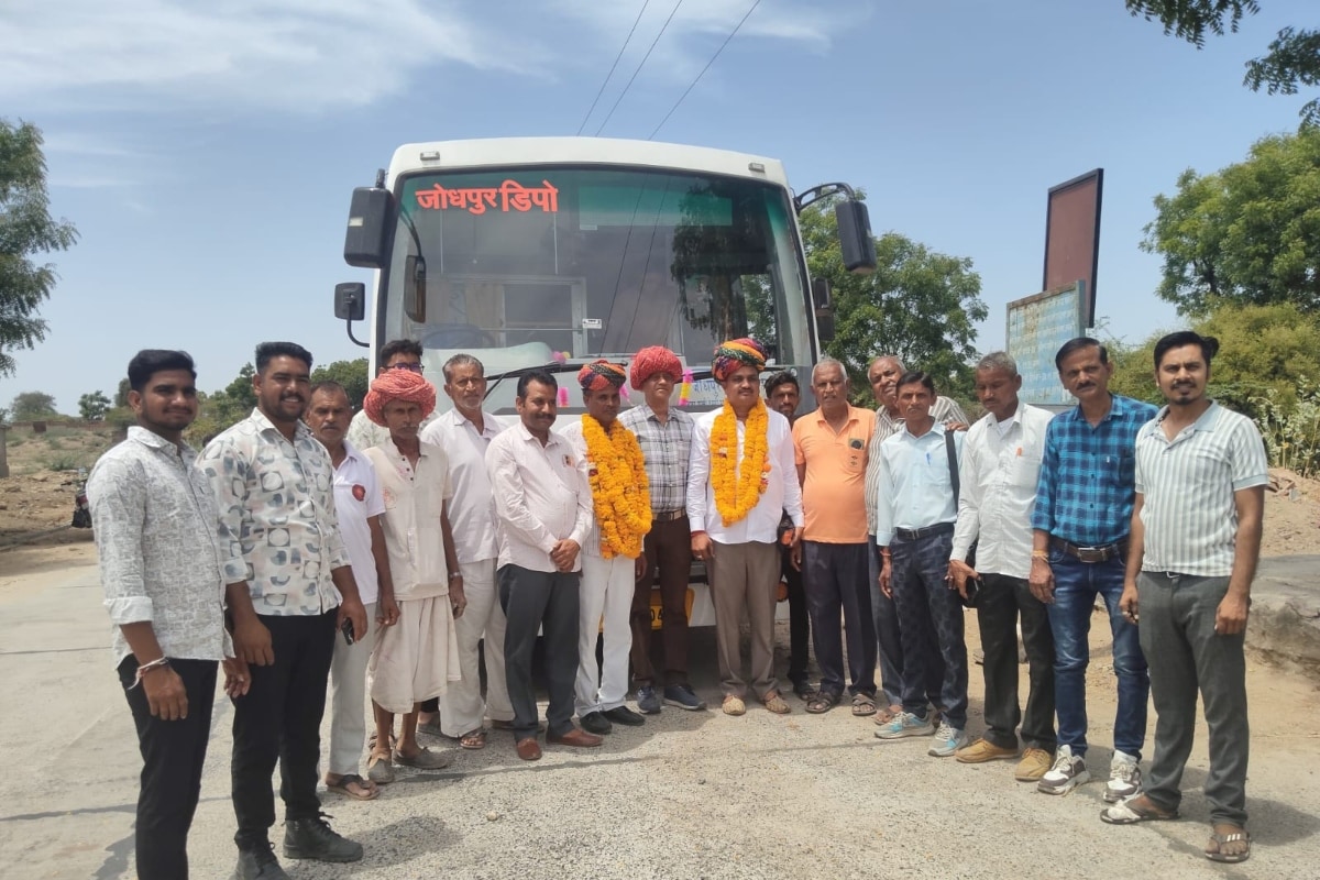 बस को हरी झंडी दिखाने वाले अतिथियों का स्वागत भी किया गया.