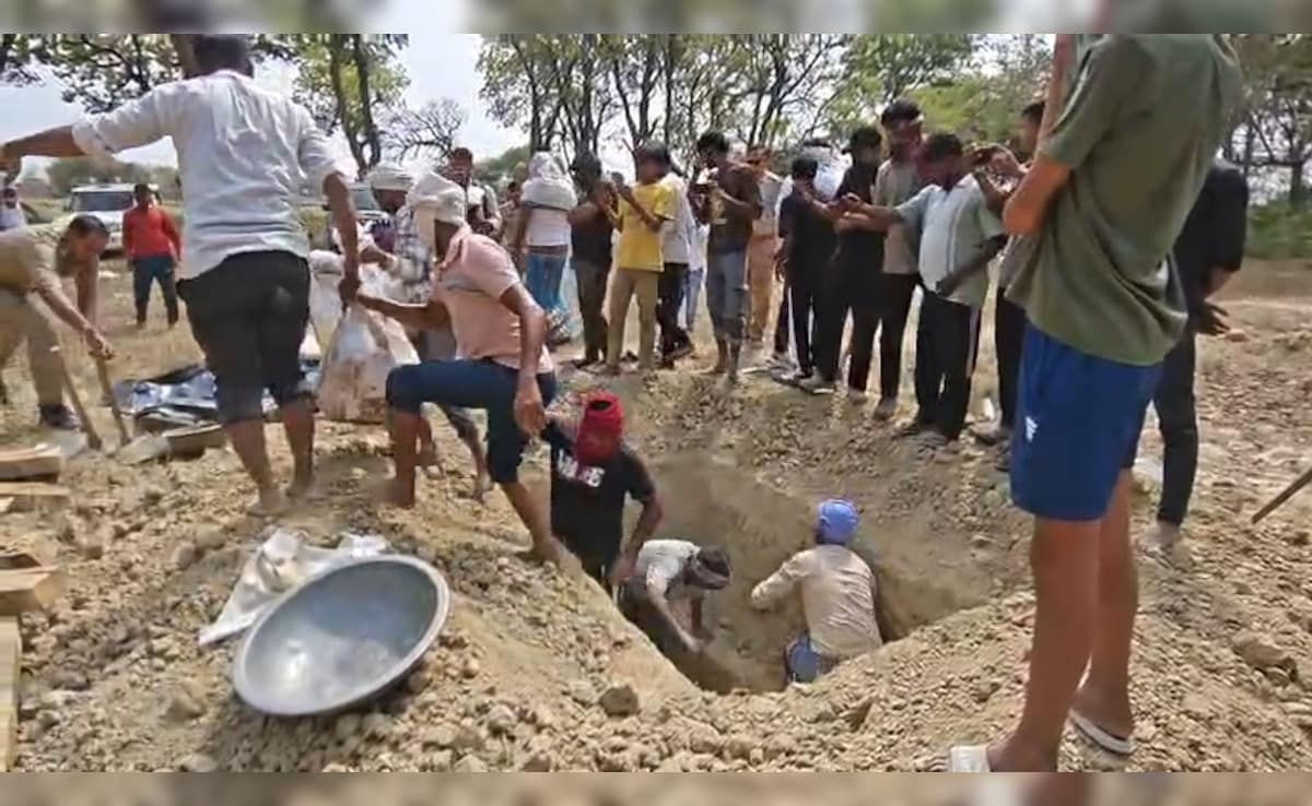 UP News: कब्र खोदकर निकाली गई लड़की की लाश, पीएम रिपोर्ट करेगी पर्दाफाश; परिजनों ने प्रेमी पर लगाए थे गंभीर आरोप