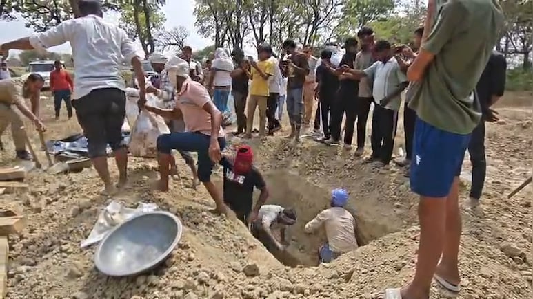 UP News: कब्र खोदकर निकाली गई लड़की की लाश, पीएम रिपोर्ट करेगी पर्दाफाश; परिजनों ने प्रेमी पर लगाए थे गंभीर आरोप