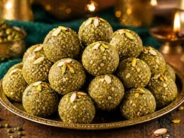 Hari Moong ke Laddu: गर्मी में बस 1 लड्डू खाएं, थकान, कमजोरी और कब्ज से राहत पाने के लिए ट्राई करें ये हेल्दी रेसिपी