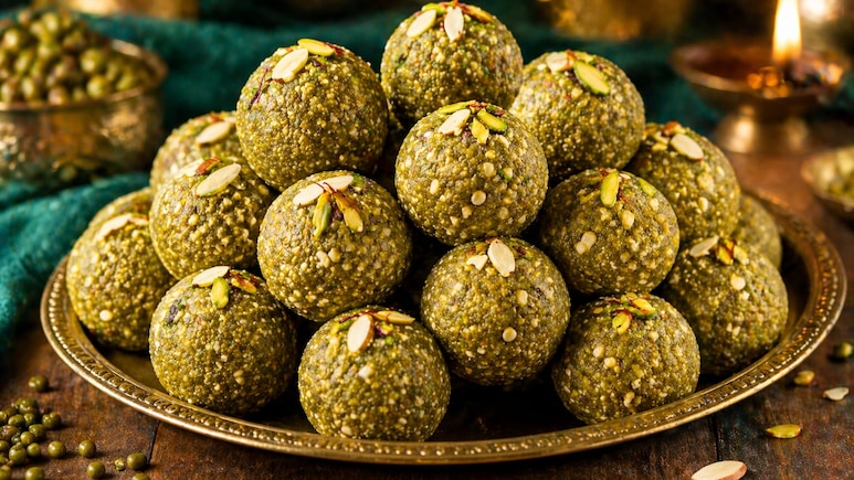 Hari Moong ke Laddu: गर्मी में बस 1 लड्डू खाएं, थकान, कमजोरी और कब्ज से राहत पाने के लिए ट्राई करें ये हेल्दी रेसिपी
