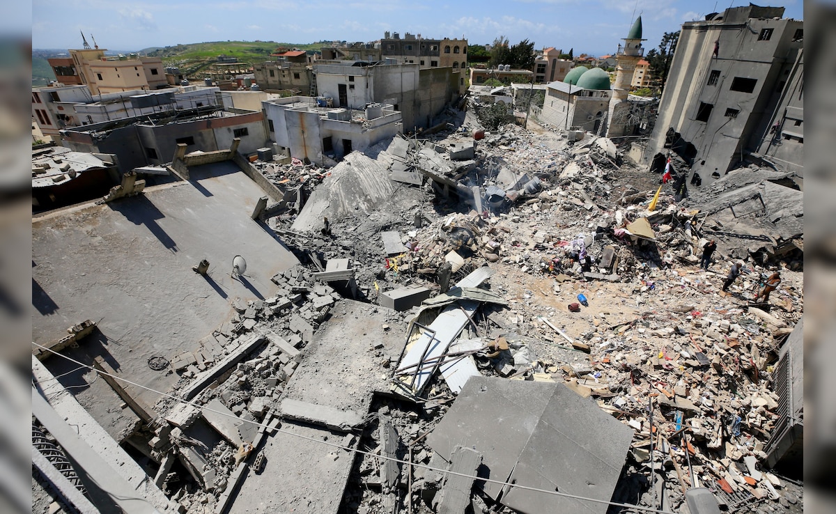 दक्षिण लेबनान के जरारियेह में इजरायली हवाई हमलों के बाद मलबे में तब्दील हुई इमारतें. दक्षिण लेबनान के जरारियेह में इजरायली हवाई हमलों के बाद मलबे में तब्दील हुई इमारतें.