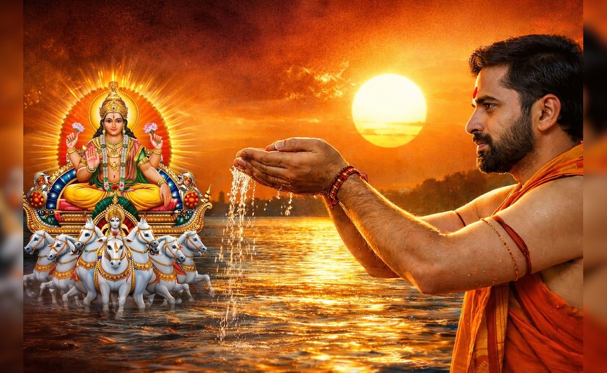 रविवार को सूर्य देव को जल अर्पित करते हुए करें इन मंत्रों का जाप, जानें सूर्य को जल देने की सही विधि