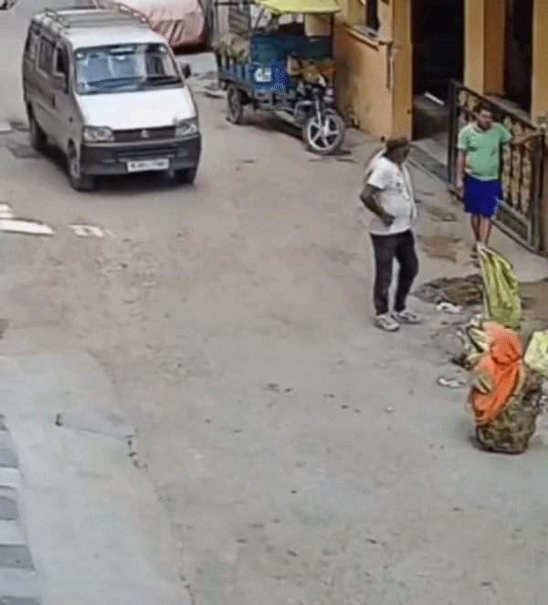 सड़क किनारे बैठी बुजुर्ग महिला को वैन 15 फीट तक घसीटकर भागी, देखें Video