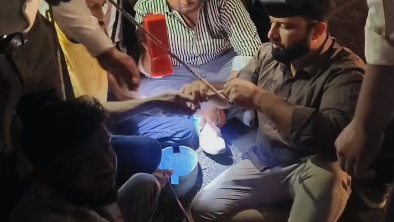 बोरवेल में गिरे भागीरथ को बचाने के लिए रेस्क्यू जारी: बड़नगर में रातभर चला ऑपरेशन, चट्&zwnj;टानें आने से रुकी खुदाई